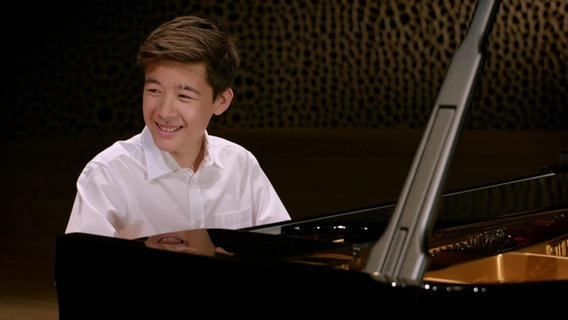 Das musikalische Wunderkind Kim Soo-Ri sitzt in der Elbphilharmonie am Flügel.  