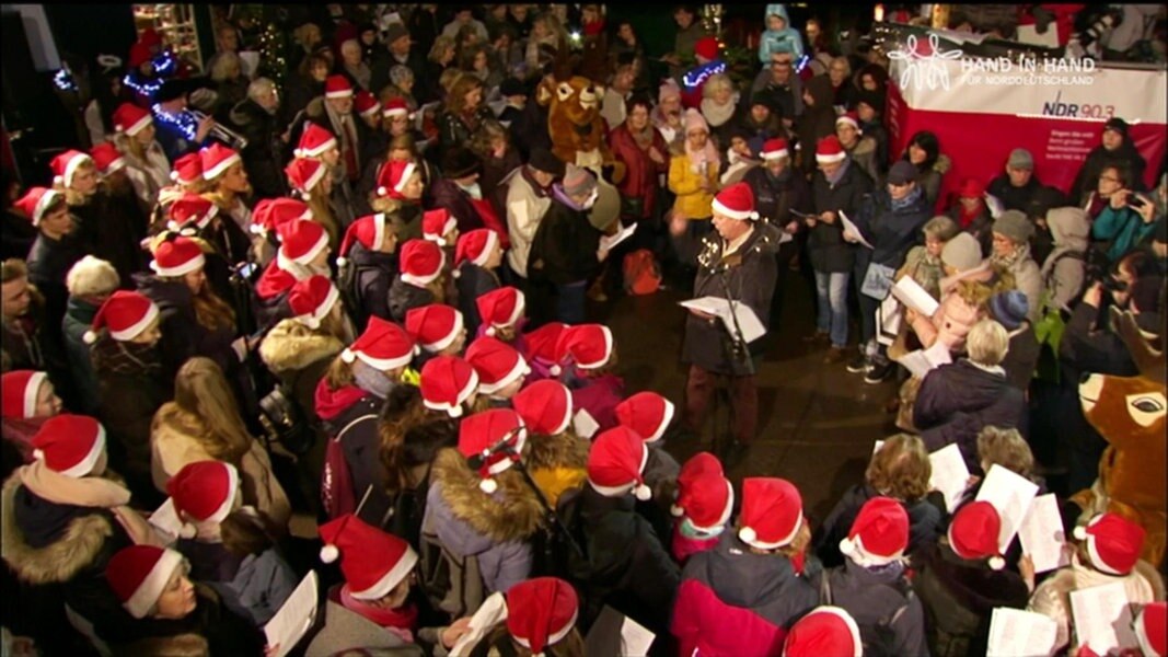 WeihnachtsliederSingen auf dem Rathausmarkt NDR.de