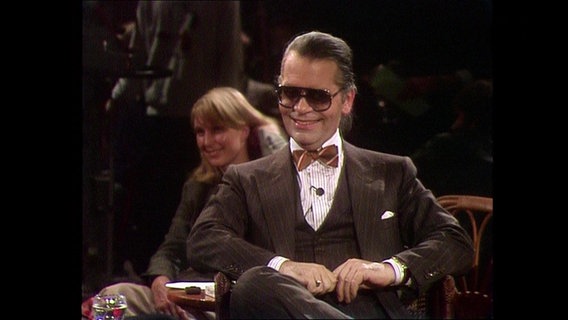 Karl Lagerfeld gastiert im Jahr 1984 in der NDR Talk Show. © Screenshot NDR 