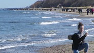 Mädchen macht ein Selfie am Meer  