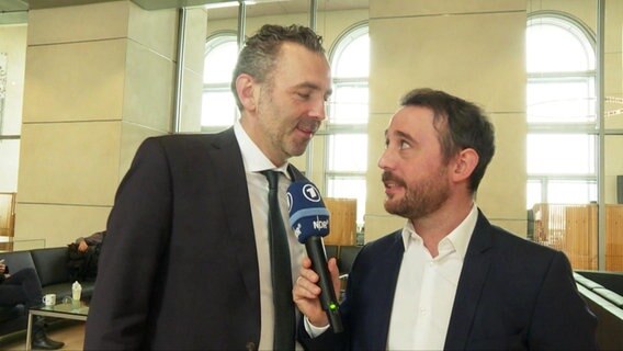 Extra 3 Reporter Jakob Leube interviewt Thomas Jarzombek im Bundestag  