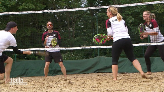 Zwei Männer und zwei Frauen spielen Beachtennis in Osnabrück. Mit dabei ist auch die deutsche Nummer zwei bei den Damen, Sarah Bolsmann.  