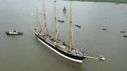 Das Segelschiff Peking auf der Elbe 