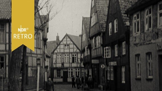 Straße in der Altstadt von Buxtehude mit Fachwerkhäusern (1958)  