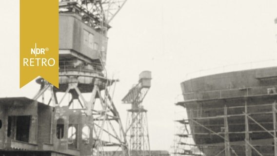 Schiffsrumpf in einer Werft (1963)  