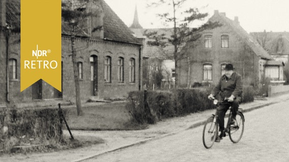 Dorfstraße Thedinghausen 1963 mit einem Radfahrer  