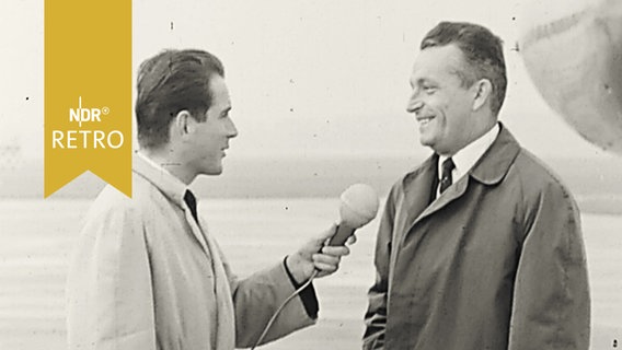 Journalist Werner Baecker gibt am Flughafen ein Interview (1960)  