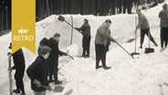 Mehrere Männer schaufeln eine Bobbahn frei (Hahnenklee 1961)  