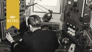 Funker in der Schaltzentrale des Küstenfunks Norddeich-Radio (1955)  