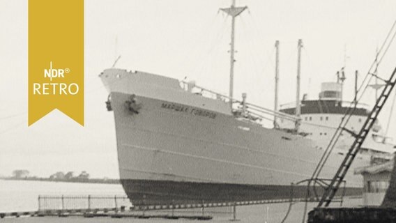 Kreuzfahrtschiff "Wappen von Hamburg" 1963 am Kai im Hafen von Leningrad  