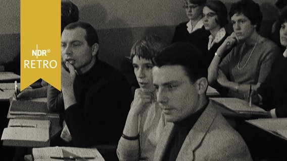 Student*innen sitzen in einem Hörsaal (1964)  
