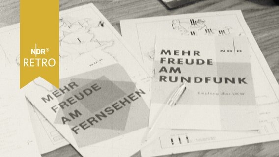 Broschüren des NDR "Mehr Freude am Fernsehen" bzw. "am Rundfunk" auf einem Tisch (März 1964)  