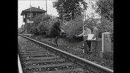 Vermessungsingenieure an einem Bahngleis 1961  