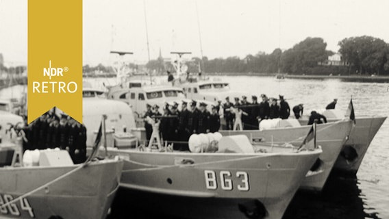 Vier Schiffe einer Bundesgrenzschutz-Flottille mit Besatzung an Deck (1965)  