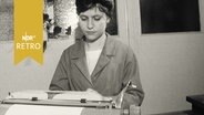 Sekretärin bei der Arbeit an der Schreibmaschine (1964)  