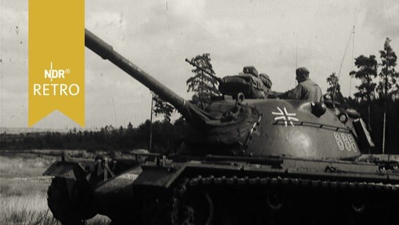 Bundeswehr-Panzer während einer Übung im Gelände (1965)  