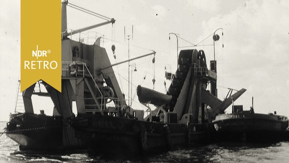 Ein Schiff fördert Schlick aus der Elbe (1965)  