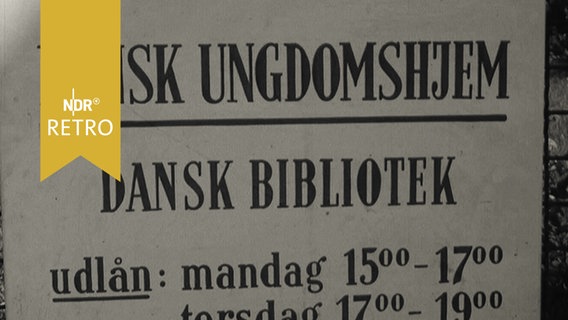 Schild mit Öffnungszeiten eines dänischen Kulturzentrums (1965)  