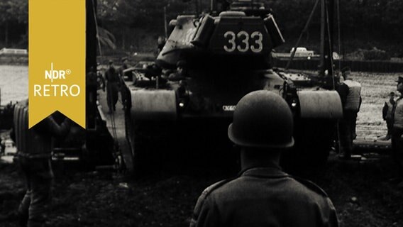 Ein Panzer wird auf eine Pionierfähre verladen (1965)  