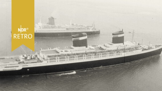 Die beiden Transatlantikliner begegnen sich in der Wesermündung. (1965)  
