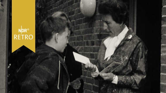 Schüler verkaufen Postkarten an einer Haustür (1965)  