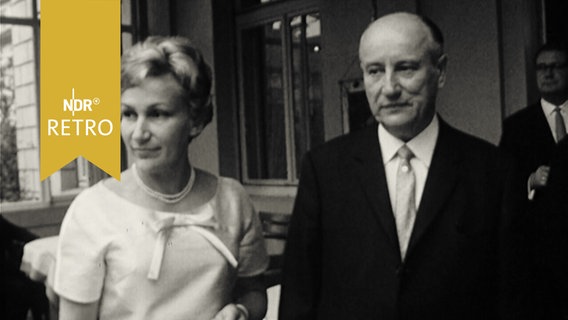 Ministerpräsident Georg Diederichs und Gattin beim Empfang zu seinem 65. Geburtstag (1965)  