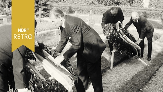 Kranzniederlegung am Heimkehrerfriedhof in Friedland 1965  