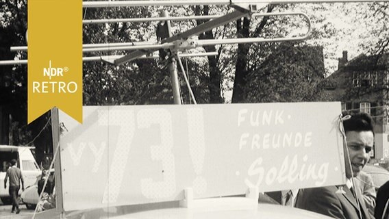 PKW-Dach mit großer Analog-Antenne und Schild "Funkfreunde Solling" (1965)  