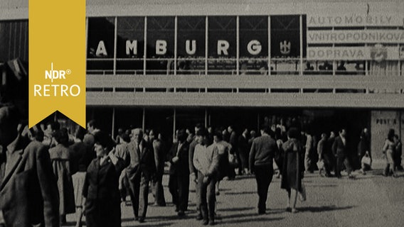 Messebesucher vor dem Eingang der Messehallen in Hamburg 1965  