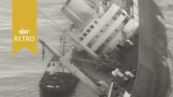 In der Elbe auf der Seite liegender havarierter Frachter "Ondo" (1965)  