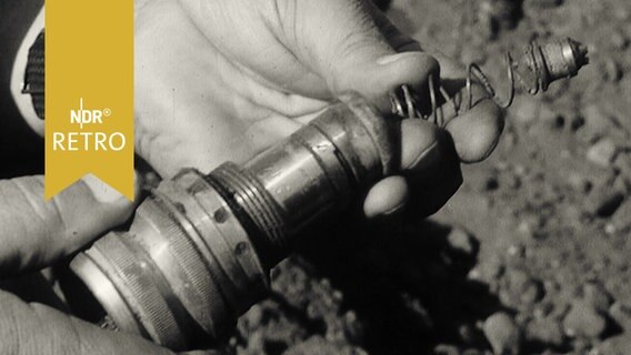 Hand hält Zündvorrichtung einer Fliegerbombe (1965)  