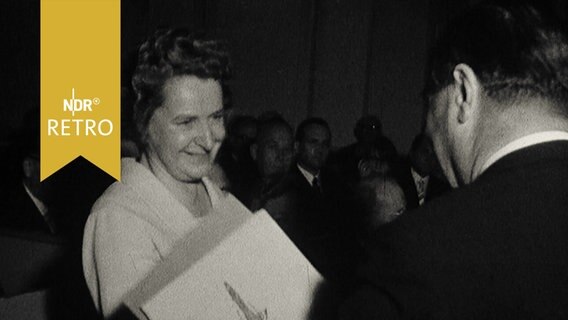 Schriftstellerin Thora Thyselius nimmt den Fritz-Reuter-Preis 1965 entgegen  