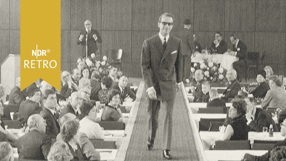 Männliches Model auf dem Laufsteg bei Herrenmodenschau 1965  