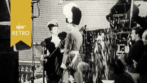 Hilde Krahl beim Dreh einer Szene für "Das Glas Wasser" 1960  