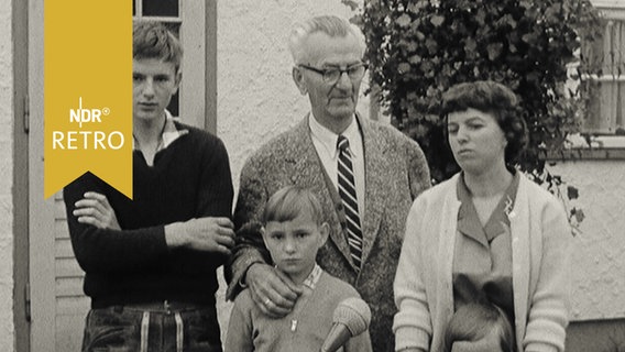 1961 aus Ost-Berlin gelüchtete fünfköpfige Familie beim Interview  