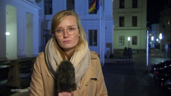 Reporter Anna-Lou Beckmann live from Schwerin.  