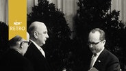 Staatssekretär Theodor Sonnemann bei Überreichung des niedersächsischen Verdienstordens 1962  