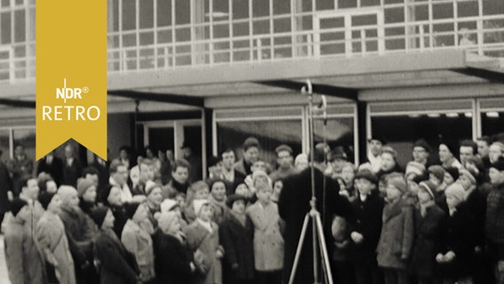 Hannoverscher Knabenchor bei Auftritt am Flughafen 1962  