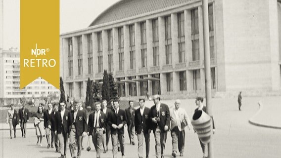 Deutsche Juniorennationalmannschaft der Fußballer bei einem Ausflug in Bukarest, im Hintergrund das Stadion (1962)  