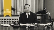 Hamburger Sozialsenator Ernst Weiß am Schreibtisch im Rathaus (1962)  