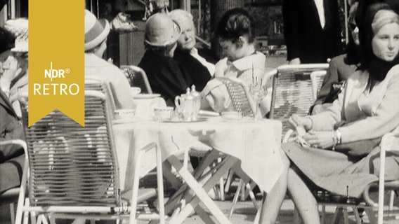 Besucher in einem Straßencafé an der Alster 1962  