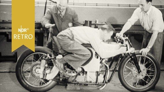Wilhelm Herz demonstriert auf einer stehenden NSU die aerodynamischste Haltung des Motorradfahrers. (1962)  