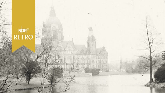Maschpark mit Blick aufs Neue Rathaus in Hannover 1965  