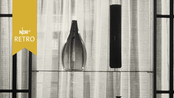Vasen und Krüge in einer Vitrine bei Keramik-Ausstellung 1965  