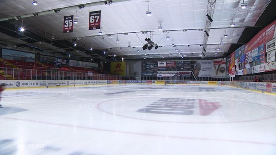 Die Rostocker Eishalle von innen.  