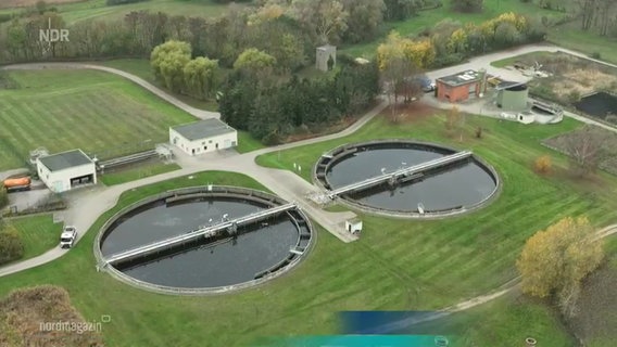 Blick aus der Vogelperspektive auf die zwei großen, kreisrunden Außenbecken einer Kläranlage. © Screenshot 