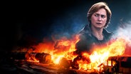 Bildcollage: Nach einem schweren Zugunglück stehen mehrere Waggons in Flammen, Unfallermittlerin Marita Kaila (Leena Pöysti) ragt überlebensgroß aus dem Feuer heraus. © Herkki-Erich Merila/Fire Monkey 