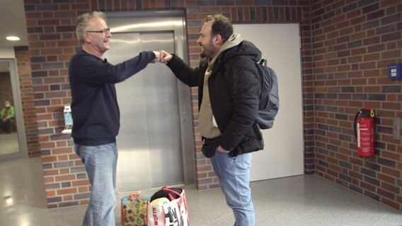 Der syrische Kurde Agid Abdo spricht mit Flüchtlingskoordinator Christian Vollpott. © NDR 