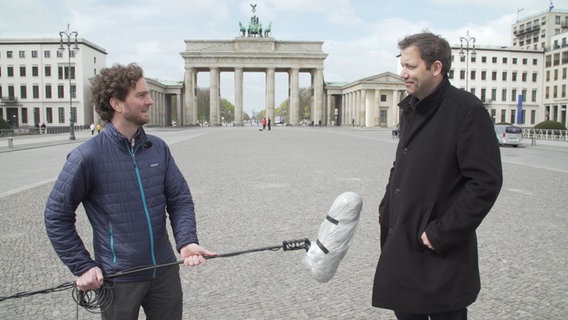 Ein Reporter steht mit Lars Klingbeil vor dem Brandenburger Tor. © NDR/7 Tage 