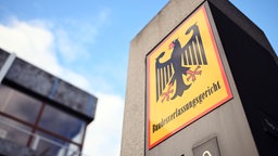 Ein Hinweisschild mit Bundesadler und dem Schriftzug Bundesverfassungsgericht. © picture alliance/dpa Foto: Uli Deck